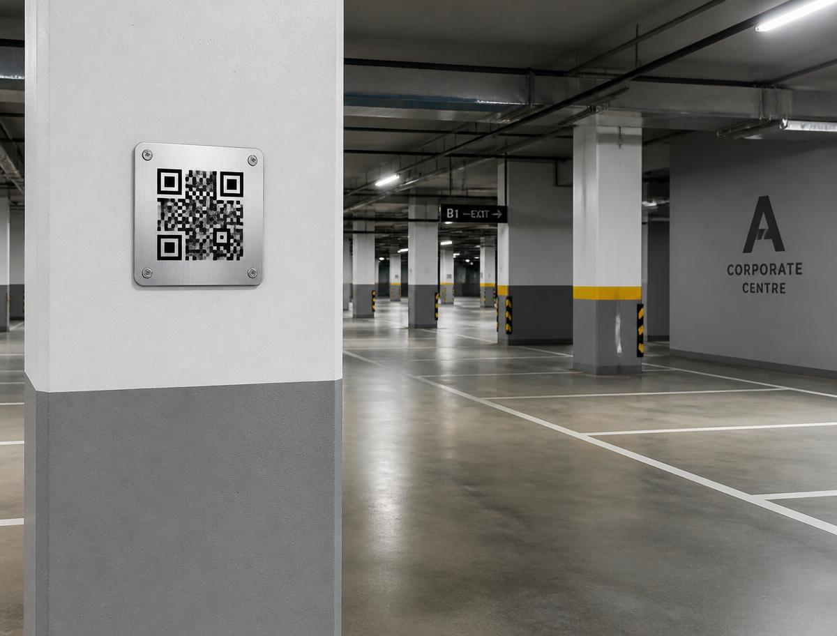 Estacionamento corporativo organizado com sinalização operacional